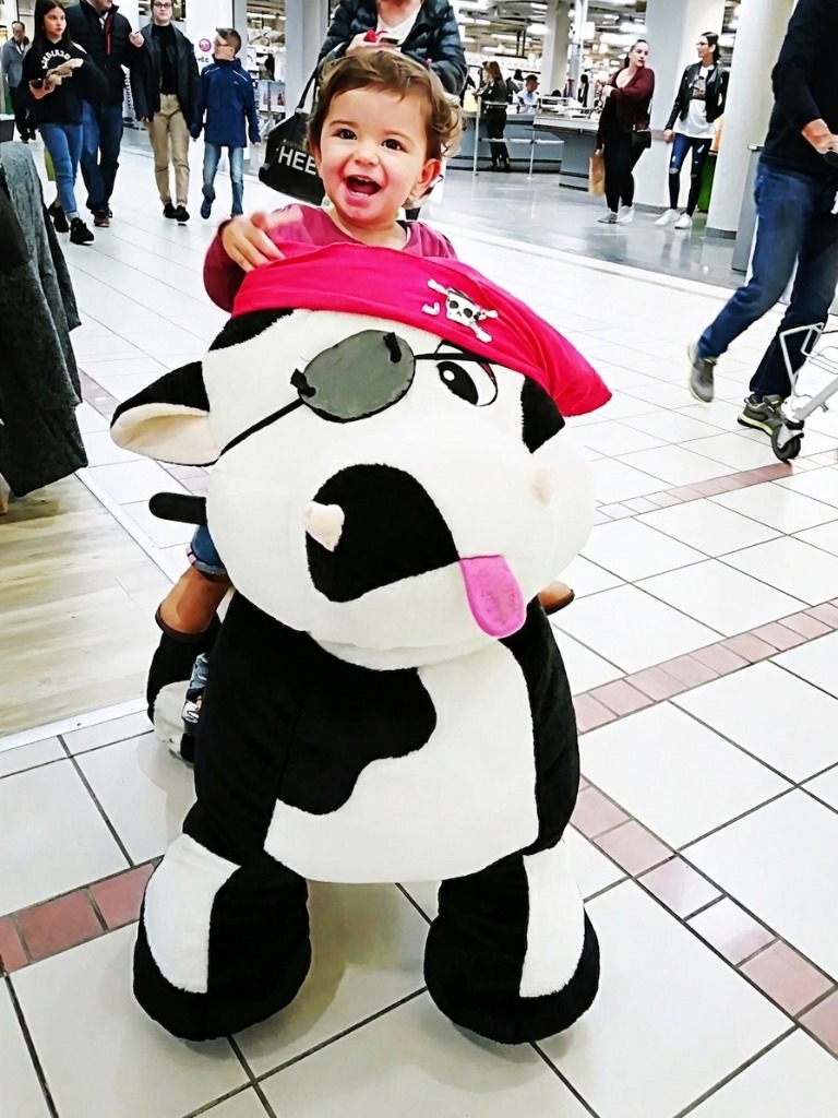 Enfant ravi sur la peluche Vache Pirate