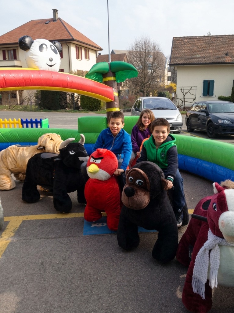 Parc éphémère d'animations extérieures avec château gonflable et peluches