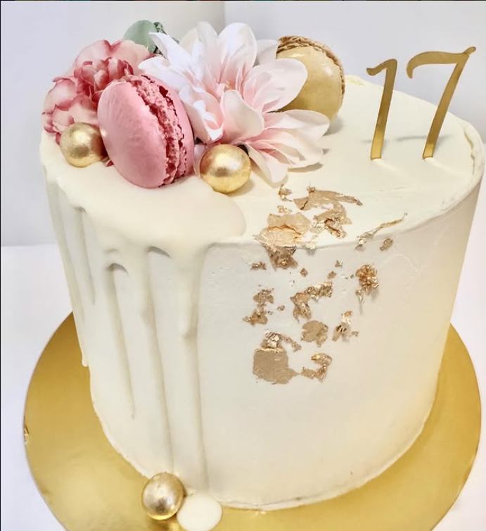 Gâteau White Drip Macarons 17 Ans
